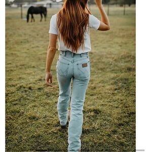 Wrangler light wash cowboy cuts NWOT
